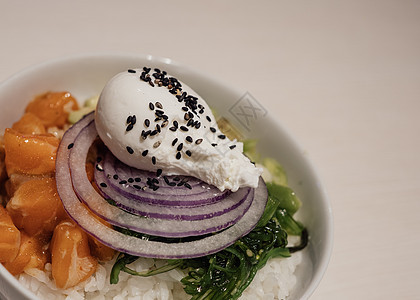 亚洲原鲑鱼在白色背景上戳碗 美味和饮食食品 上面有复制空间的侧面视图图片
