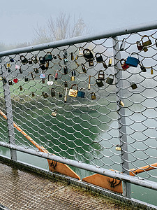 在斯洛伐克一条河流的桥上锁着情感爱情图片