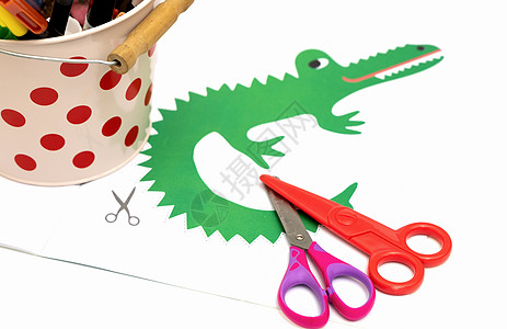 儿童发展概念 Peper剪切了带剪刀的孩子的照片艺术玩具染色活动爱好童年动物游戏积木西瓜图片