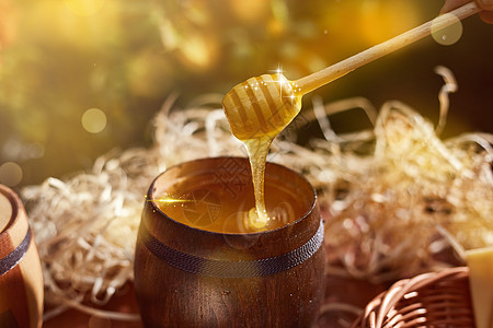 在花园的木制桌子上用一罐甜甜蜂加鲜花作为早餐 美味的食物 笑声液体营养糖浆橙子蜜蜂产品花蜜金子木头蜂蜡图片