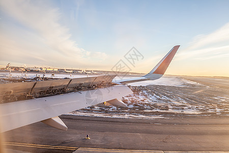 飞机的机翼和地面通过发光器看到旅行运输乘客技术航空公司喷射商业飞机场土地客机图片