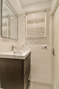 一个小浴室 有水槽和淋浴建筑学财产厨房公寓地面龙头设备风格装饰卫生图片