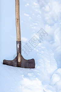 热雪卡住的金属铁铲 在冬季后除雪工具降雪季节工作车道成人暴风雪打扫街道男人图片