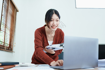 吃惊  女人笔记本电脑报告高清图片