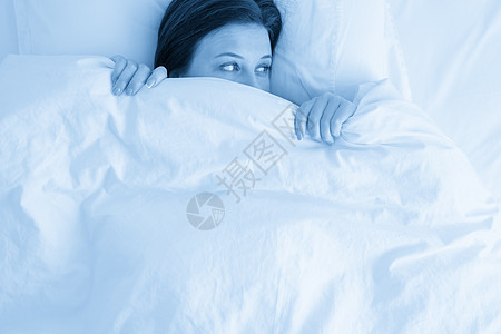 女人在床上看着惊讶 从毯子下图片
