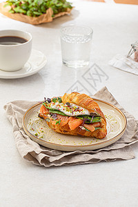 部分鲑鱼牛角面包三明治营养早餐草药菜单小吃烹饪美食羊角盘子面包图片