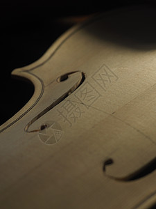 剪切和制作小提琴f  洞工匠刀刃精神音乐刀具本生意鞠躬制作者木头职业图片