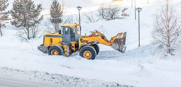 清理雪地 拖拉机在大雪降雪后扫清了道路横幅运输挖掘机雪堆行动刮刀人行道司机装载机清洁工图片