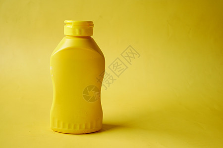 黄底黄色容器中的芥子蛋黄蛋黄背景图片