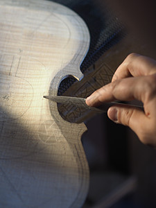 润滑油锯起后肚腹板的轮廓 新手工制作的小提琴 从上到下手工品作坊人体木头乐器音乐工艺云杉职业艺术图片