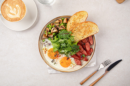 古典英语早餐和煎蛋食物香肠美食盘子面包咖啡草药蛋黄水平菜单图片