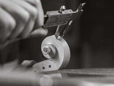 用米测量小提琴滚动厚度时的精度工匠仪表中提琴钉盒商业手工作坊木头材料产品图片
