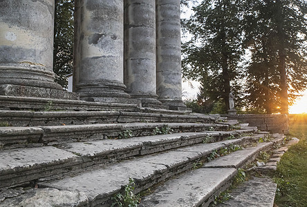 日落时寺庙入口处破碎的台阶和柱子图片