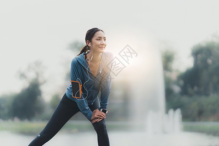 健康的亚洲女性正在户外慢跑 健身女孩跑步 在室外公园锻炼的女性微笑城市慢跑者女孩男人女士运动员活力成人训练图片