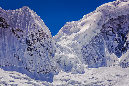 秘鲁安卡什安第斯山脉冰川的山顶雪峰旅游晴天天空荒野雪山摄影目的地地标巅峰悬崖图片