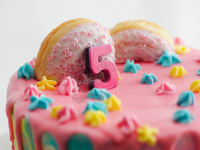 粉红5周年生日 白底霜冻的冰淇淋蛋糕刨冰金子糖浆装饰工作派对粉色奶油周年磨砂图片