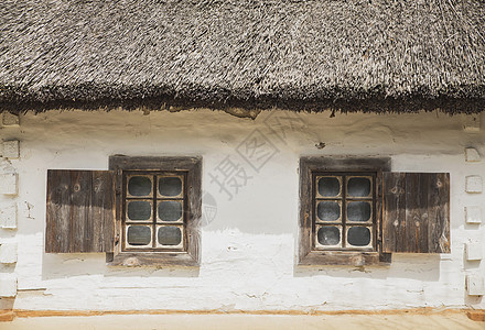 乌克兰古老传统房屋的面罩 屋顶盖着一块破旧的屋顶图片
