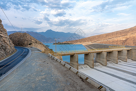 秘鲁Cajamarca的水坝建造车站环境活力工程天空水电植物流动涡轮图片