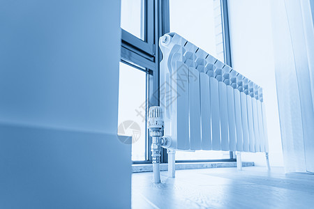 现代房间窗户附近的白色大散热器管道管子调节器房子力量气候活力温度加热器控制图片