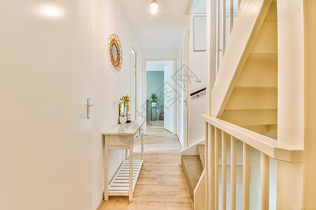 走廊 有白色墙壁 楼梯和一扇门风格卧室桌子木地板沙发家具建筑学椅子公寓木头图片
