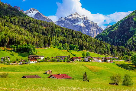 奥地利蒂罗尔Innsbruck附近绿色Stubai山谷的阿尔卑斯山农场朝霞小木屋风景目的地摄影雪山牧场高山干草荒野图片