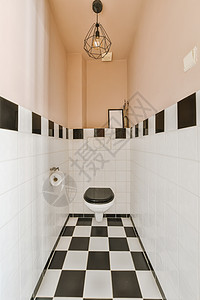 洗手间 有厕所和黑白瓷砖图片