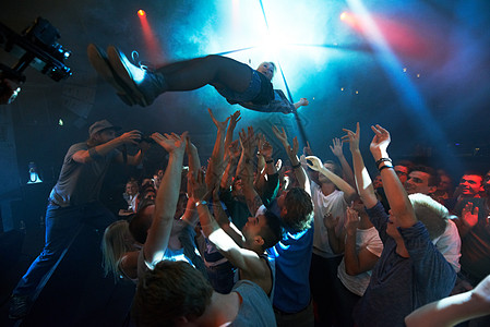 音乐艺术家 舞台跳水和派对 夜总会或舞蹈节在人群或室内观众中的音乐会 DJ 音乐会和人群准备抓住表演者庆祝活动图片