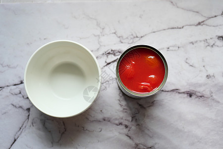碗里存着的番茄罐头杂货店桌子食物环境购物红色织物图片
