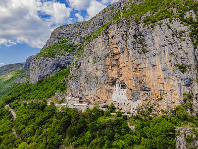 Ostrog 修道院 塞尔维亚东正教教堂 位于垂直背景下 高高地位于黑山的大岩石中 献给奥斯特罗格的圣瓦西里教会地标旅行纪念碑宗图片