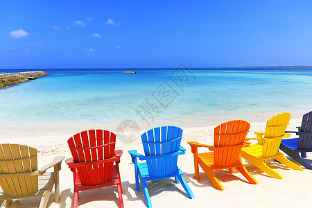 位于阿鲁巴杜斯加勒比的阿鲁巴白沙滩上多彩色木制椅子海景蓝色海滩目的地风景海岸线帆船假期休闲椅旅行图片