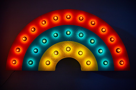 彩虹波艺术作品 有灯泡和红色 蓝色和黄色环图片