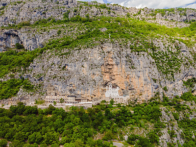 Ostrog 修道院 塞尔维亚东正教教堂 位于垂直背景下 高高地位于黑山的大岩石中 献给奥斯特罗格的圣瓦西里国家建筑历史石头雕刻图片