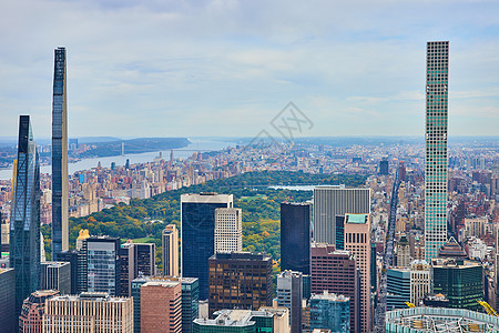 纽约市中央公园 从高处看 到处都有摩天大楼的景象图片