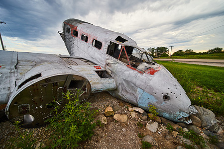 被弃置的小型飞机在云天坠毁于田地图片