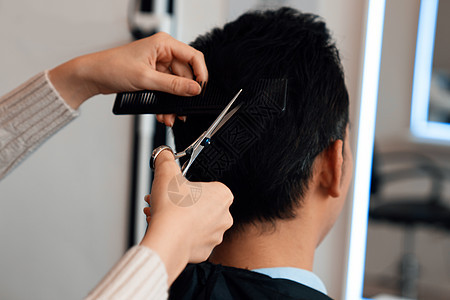 合格的理发店为男顾客理发 有资质的女性理发师梳子围裙潮人发型师成人职业头发服务男人护理图片