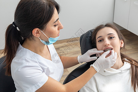 女性牙齿的口腔学 牙科 牙牙套矫形治疗概念在女牙齿上检查前后括号考试病人女孩微笑牙医诊所访问医生宏观成人图片