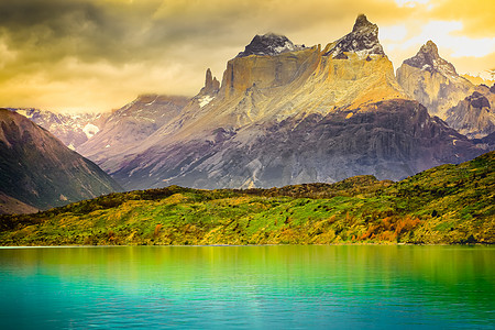 潘恩角和佩霍湖日落 托雷斯德尔潘恩 巴塔哥尼亚 智利全景悬崖山峰天空风景旅游朝霞日出山脉地方图片