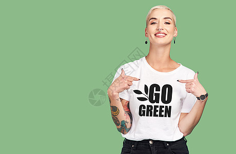 样机 可持续时尚和绿色背景 带 T 恤的女性和生态友好产品放置的空间 带着微笑和棉质衣服的可持续性 时尚和气候变化影响者图片