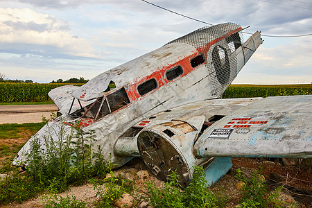 弃置的被毁坏飞机在野休息的侧面视图图片