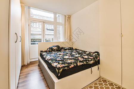 带有床和大窗户的卧室房间住宅装饰桌子摆设家具公寓建筑学木头奢华图片