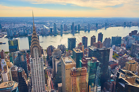 纽约市上空的美丽景色以摩天大楼俯视着城市图片