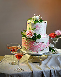 节日婚礼床铺蛋糕 装饰着深底的鲜花食物桌子甜点风格庆典玫瑰白色粉色美食花朵图片