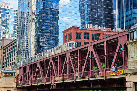 芝加哥旅行火车乘摩天大楼飞越桥上图片