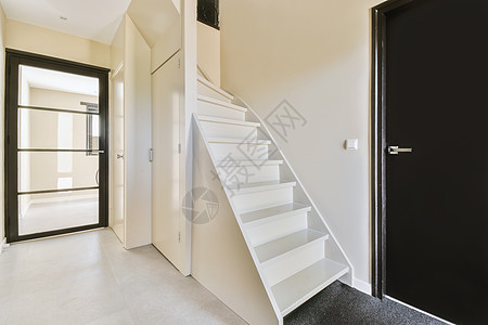 楼梯走廊在宽敞的公寓大厅中的木楼梯通道压板木头地面风格财产住宅白色栏杆绘画背景