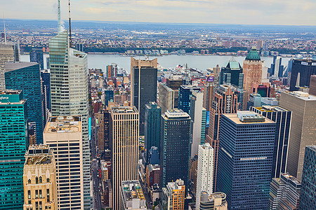 在曼哈顿市中心 纽约市的天线上空的高视线 满是摩天大楼图片