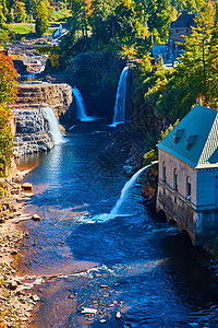具有多个大型瀑布和水电发电厂的河流峡谷详细分布图图片
