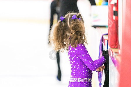 图滑冰孩子们练习女孩训练水钻运动冰鞋女性溜冰场白色图片