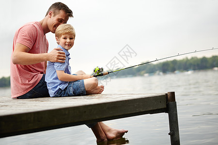 父亲教他儿子如何钓鱼 却坐在有复式空间的河边的悬崖上 (笑声) (掌声)图片