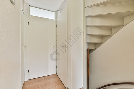 家里楼梯附近房间的门白色公寓住宅木头风格财产压板绘画地面房子图片