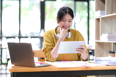 家校共育亚洲女学生在线学习班学习在线视频通话 zoom 老师 快乐的亚洲女孩用电脑笔记本电脑在线学习英语知识学校大学图书馆教育女性研究校背景